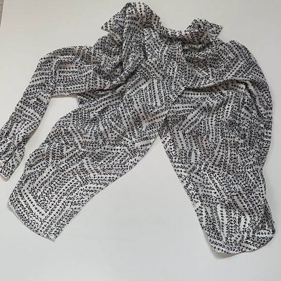 CAbi Split Back Black and White Print Blouse Size M - Picture 8 of 15